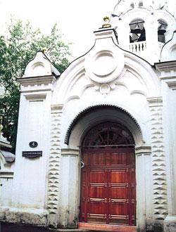 Входная стальная дверь церкви
