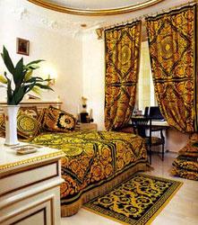 Декоративные подушки с вышивкой золотой нитью