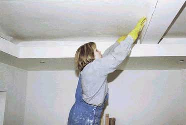 Косметический ремонт своими силами: подготовка к оклейке потолка паутинкой