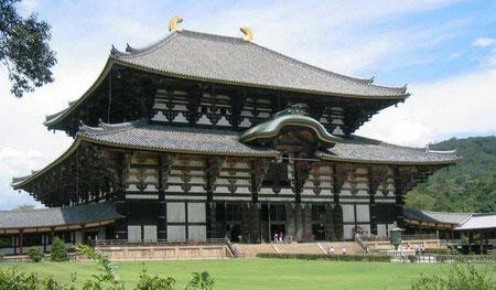 Храм Тодайдзи (Дайбуцудэн), Япония VIII в. - самое большое 
деревянное сооружение в мире; современные размеры - 58 X 51 метр, высота
 - 49 метров (2/3 от первоначальной величины)