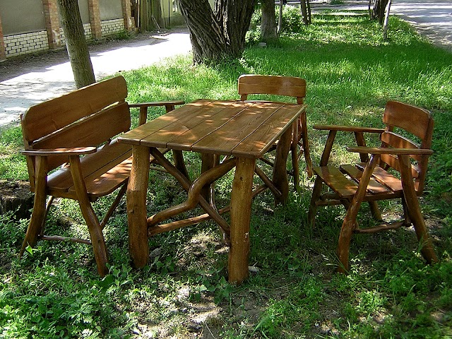 Деревянная мебель для улицы используется в любых природных